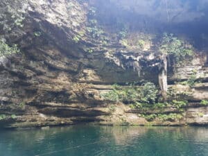 Lire la suite à propos de l’article Les cenotes du Yucatán : des merveilles de la nature, portails vers le monde maya