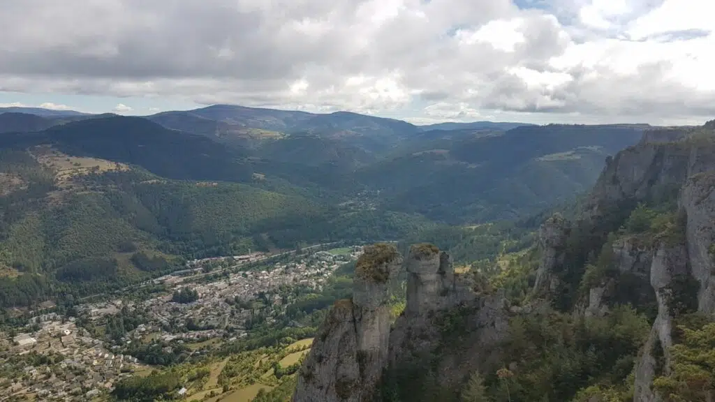 Panorama sur Florac depuis le sentier des Couronnes, sur le causse Méjean
