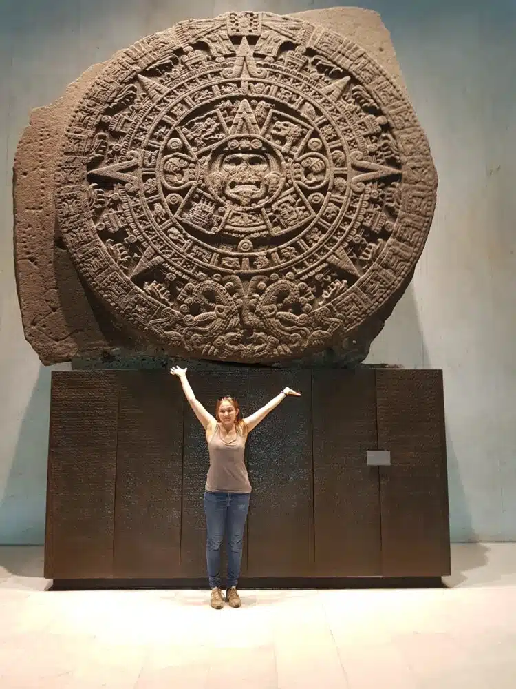 Photographie personnelle du célèbre calendrier archéologique de Sun d'Aztèque au Musée National d'anthropologie de Mexico