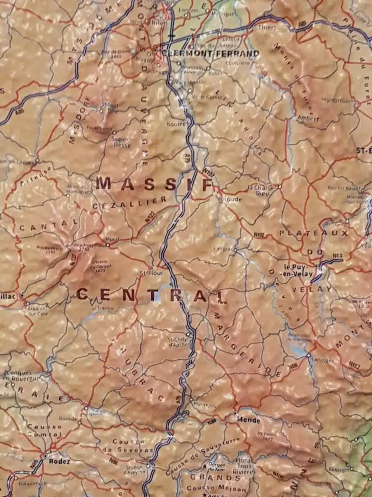 Photographie de ma carte en relief de la France zoomée sur le centre du Massif central (notamment de la Margeride)