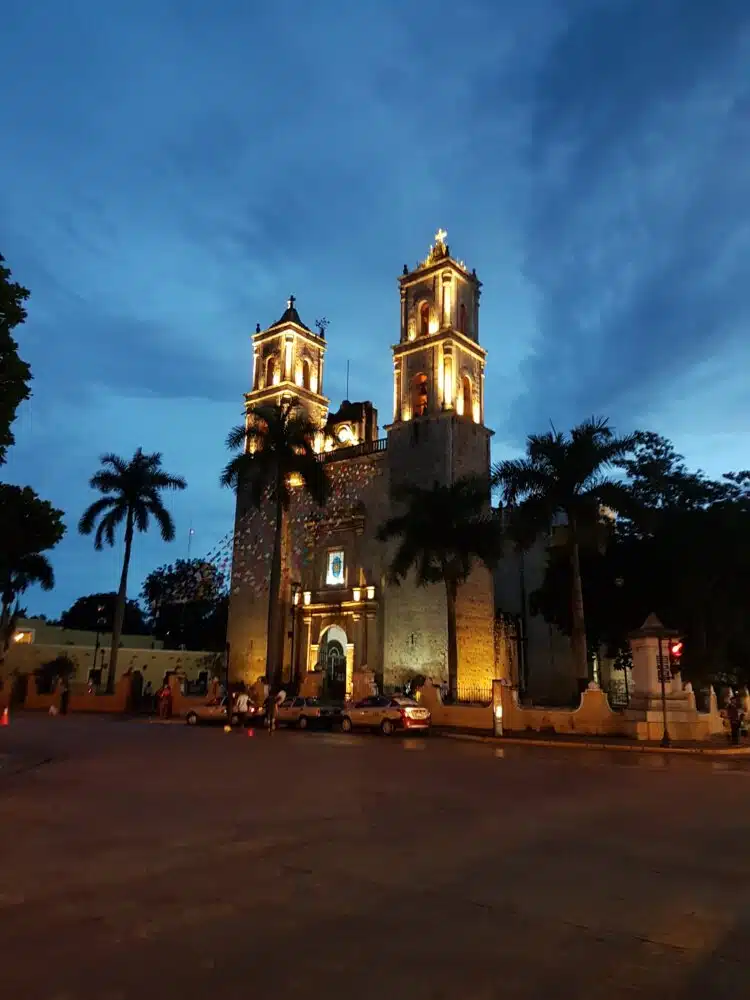 La belle cathédrale de Valladolid (Yucatán) photographiée à la nuit tombante
