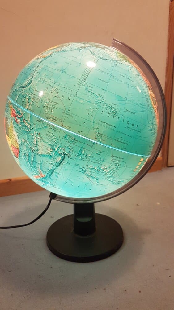 Mieux qu'un planisphère (déformé..) pour appréhender la taille réelle des pays du monde : un bon vieux globe terrestre