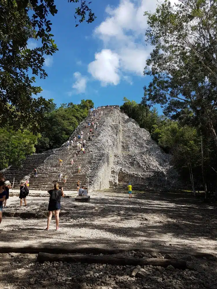 Photographie personnelle du temple de Nohoch Mul : la plus grande pyramide de la cité maya de Cobá