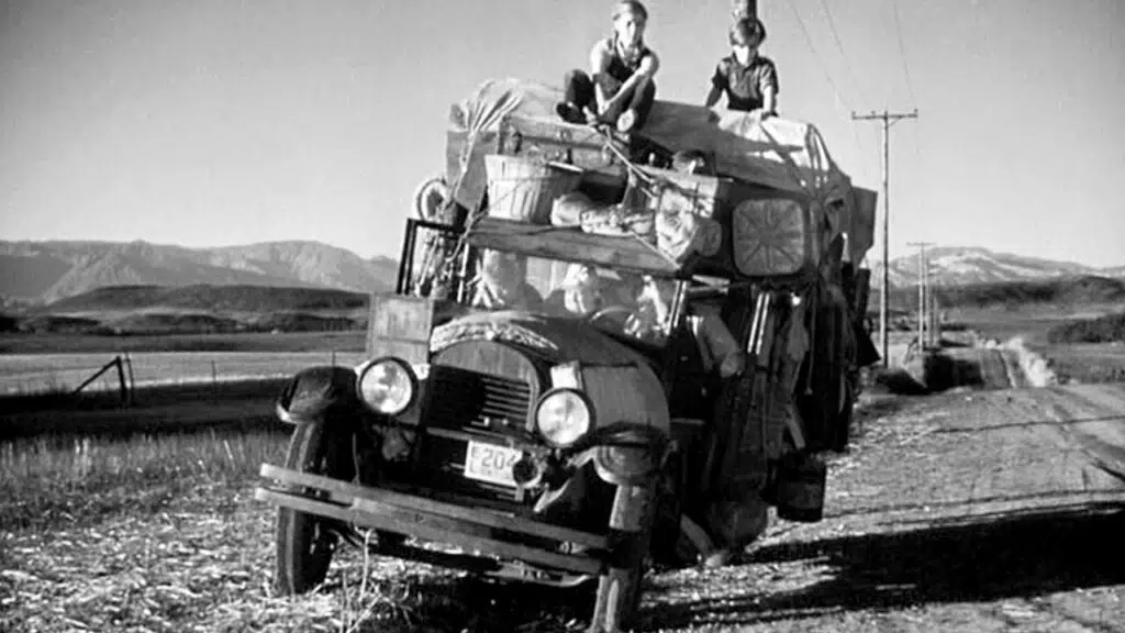 Le camion (surchargé) de la famille Joad, sur la route (adaptation cinématographique des Raisins de la Colère de 1949)
