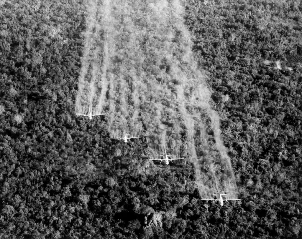 Largage massifs de défoliants par les Américains durant la guerre du Viêt Nam