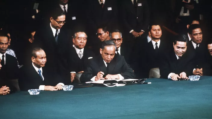 Signature des accords de Paris de janvier 1973, qui mettent fin à la guerre du Viêt Nam pour les Américains