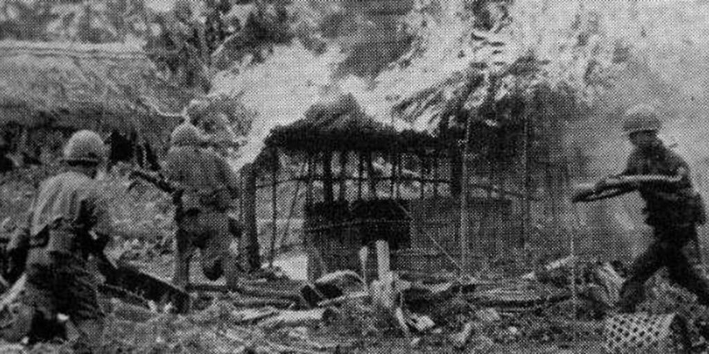 Soldats américains intervenant dans un village infiltré par le Viêt-Cong (photographie de la guerre du Viêt Nam)