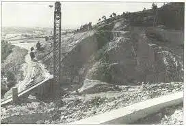 Photographie de la construction du barrage de Naussac