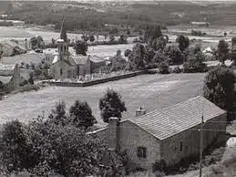 Photographie de l'ancienne vallée du Donozau et le village de Naussac