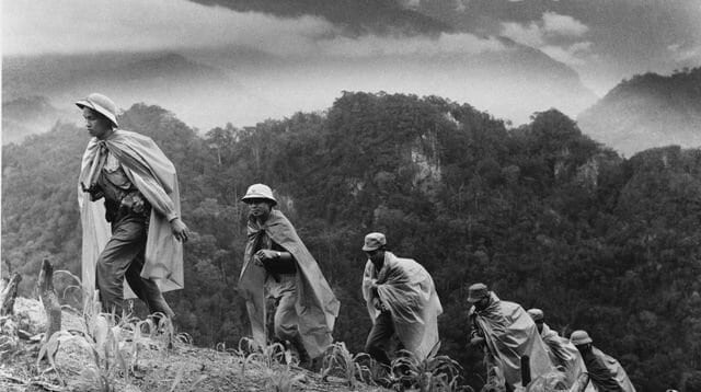 Soldats nord-vietnamiens en route vers le Sud Viêt Nam via la piste Hô Chi Minh