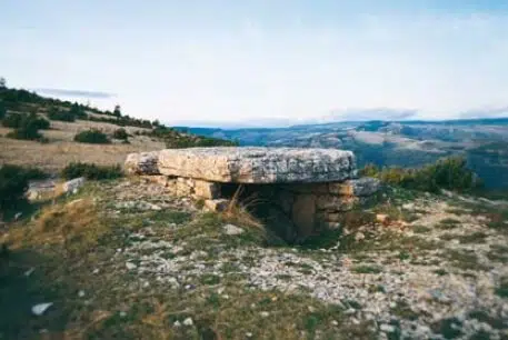 Le dolmen du col de la Pierre plate, sur le causse Méjean (Lozère)