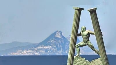 Sculpture hommage aux Colonnes d'Hercule, réalisée côté Maroc, face à Gibraltar