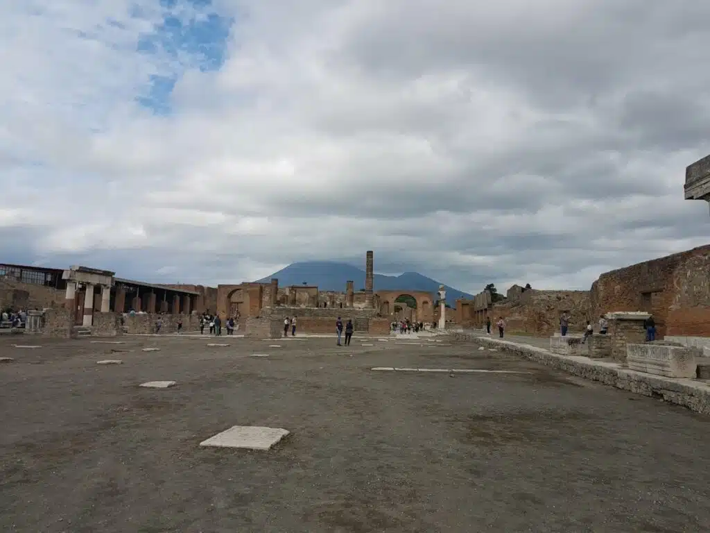 Vue sur le Forum de Pompéi et sa grande esplanade
