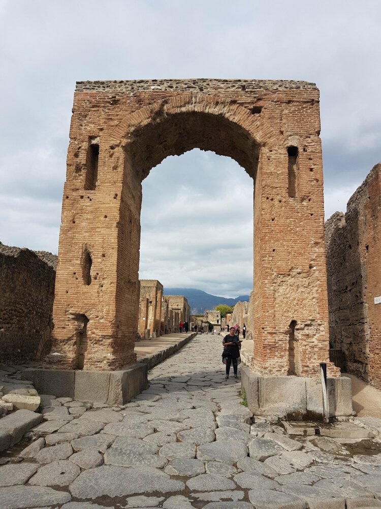 Le Vésuve vue depuis la grande arche du forum de Pompéi