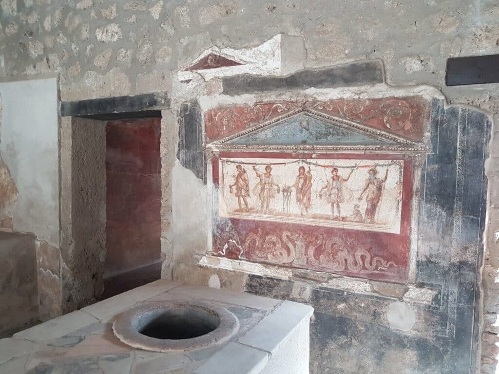 Un des nombreux thermopolium visibles dans les ruines de Pompéi