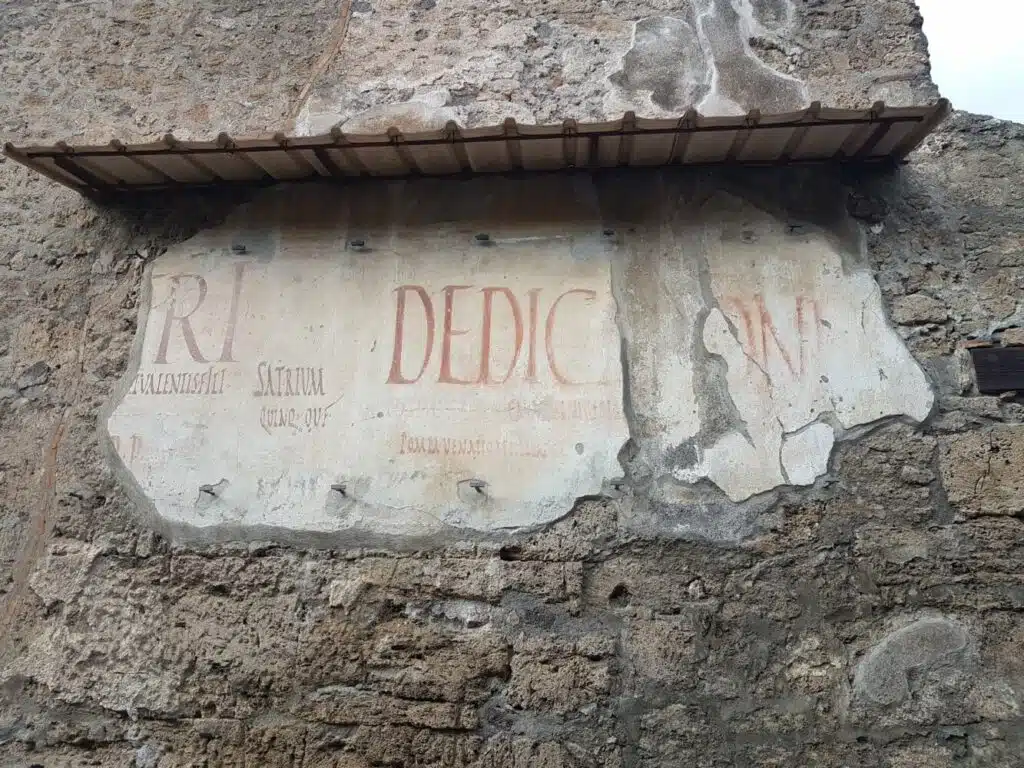 Ancien graffiti politique sur les murs de Pompéi