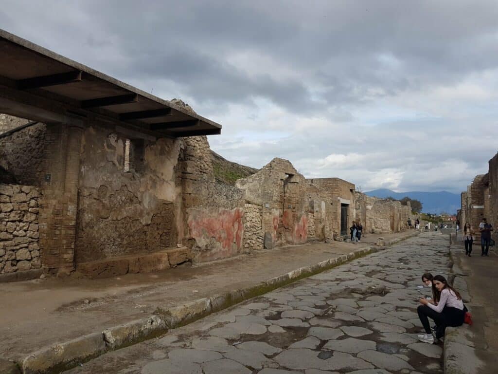 Une rue de Pompéi et le talus de la zone encore non-fouillée