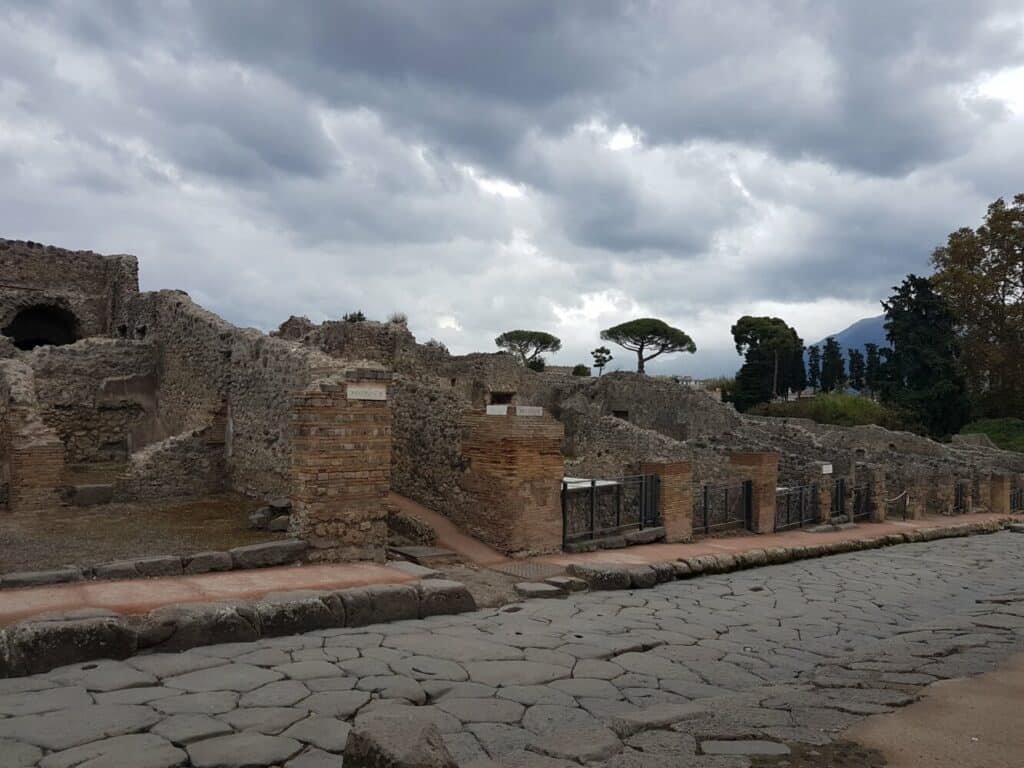 Les premiers étages soufflés par la nuée ardente à Pompéi, contrairement à la cité voisine d'Herculanum (où ils furent préservés par les cendres)