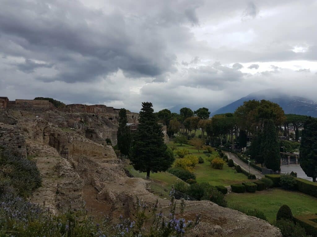 Les ruines de Pompéi et la ville actuelle en vis-à-vis