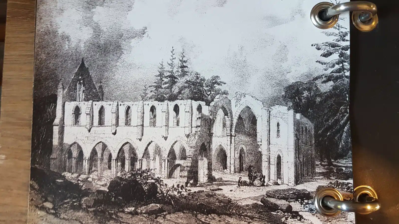 Lithographie des ruines de l'église de l'abbaye de Beauport au XIXe siècle