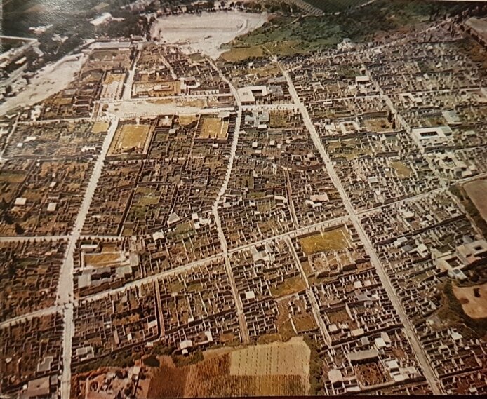 Photographie aérienne de Pompéi réalisée dans les années 1970 (source : Le Million, n°1, 4 février 1969)