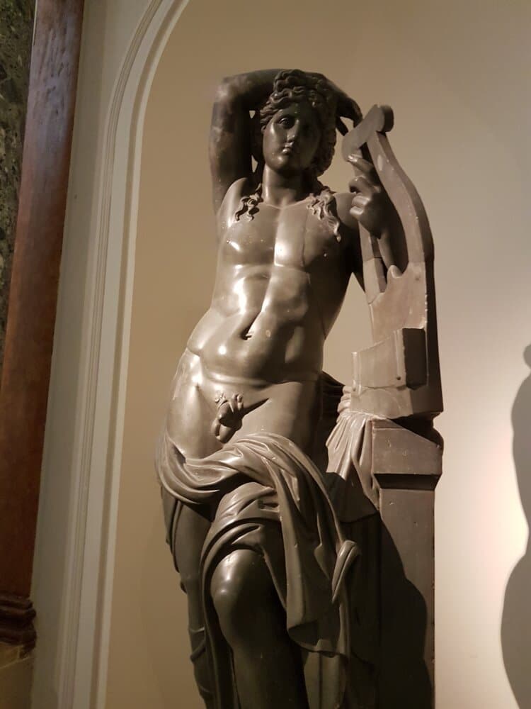 Statue d'Apollon (musée archéologique national de Naples)