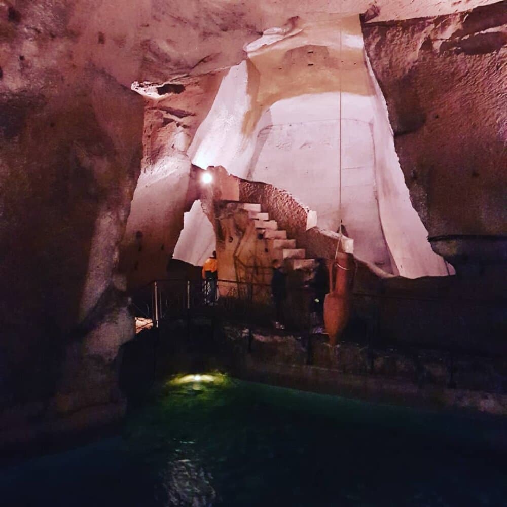Une des carrières-citernes de l'aqueduc gréco-romain de Naples