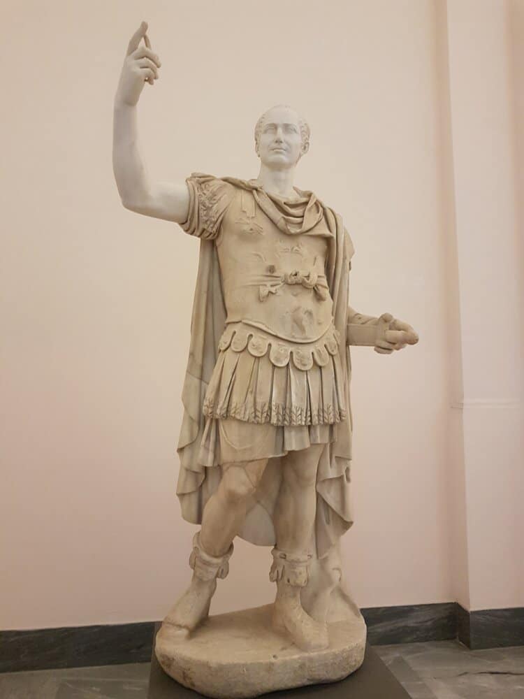 Sculpture de Jules César, consul, gouverneur et grand général romain, auteur des Commentaires sur la guerre des Gaules - dont il fut le conquérant (musée archéologique national de Naples)