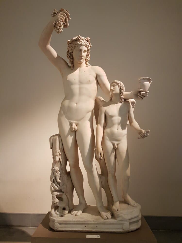 Statue de Dionysos (sculpture de la collection Farnese au musée archéologique national de Naples)