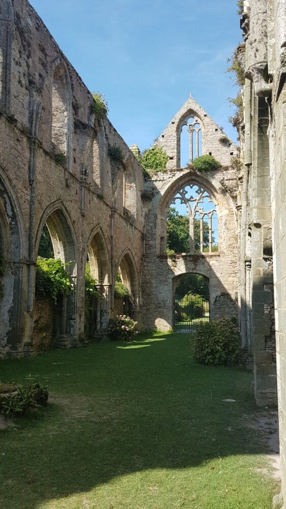 Photographie des ruines de l'église de l'abbaye de Beauport (Côtes d'Armor, Bretagne)