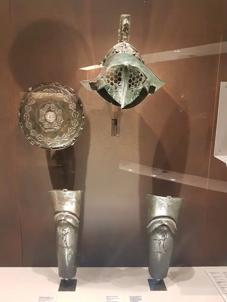 Equipement de gladiateur (musée archéologique national de Naples)