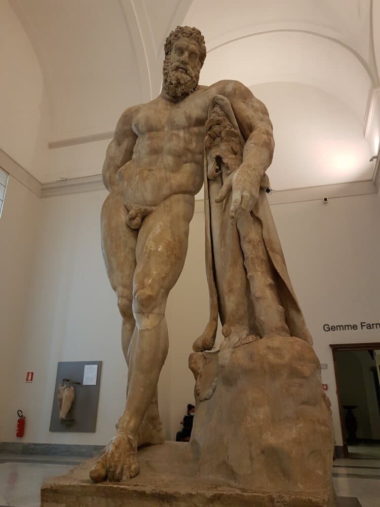 Statue d'Héraclès (Hercule) (musée archéologique national de Naples)