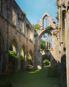 Lire la suite à propos de l’article Beauport (Côtes-d’Armor) : à la découverte d’une magnifique abbaye maritime en ruines ! [Photoreportage]