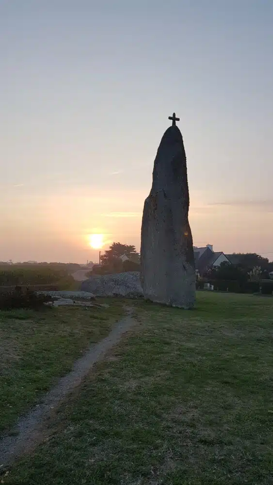 Menhir de Men Marz au coucher du soleil (Bretagne)
