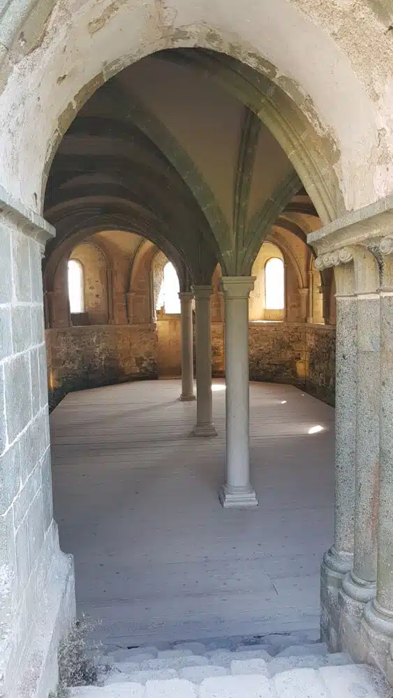 Photographie de l'ancienne salle capitulaire de l'abbaye de Beauport (Côtes d'Armor, Bretagne)