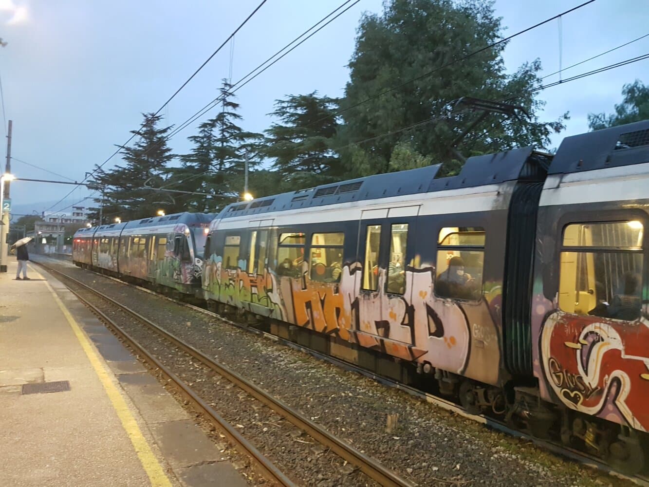 Train de banlieue à la station de Pompéi