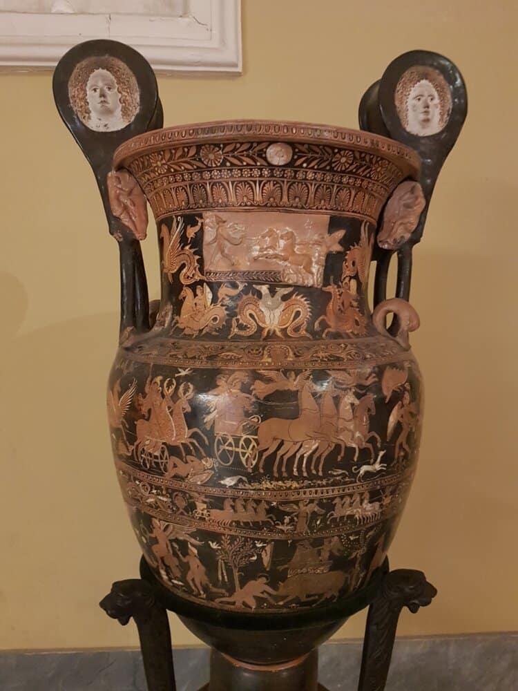 Vase romain richement ornementé et d'un grand raffinement (musée archéologique national de Naples)