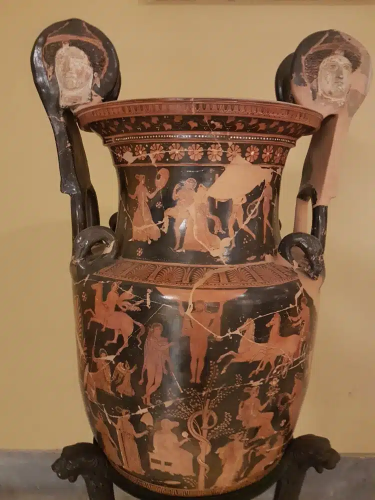 Vase romain richement ornementé et d'un grand raffinement (musée archéologique national de Naples)