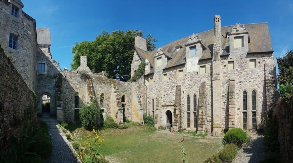 Vue panoramique de la salle au Duc (abbaye de Beauport, Bretagne)
