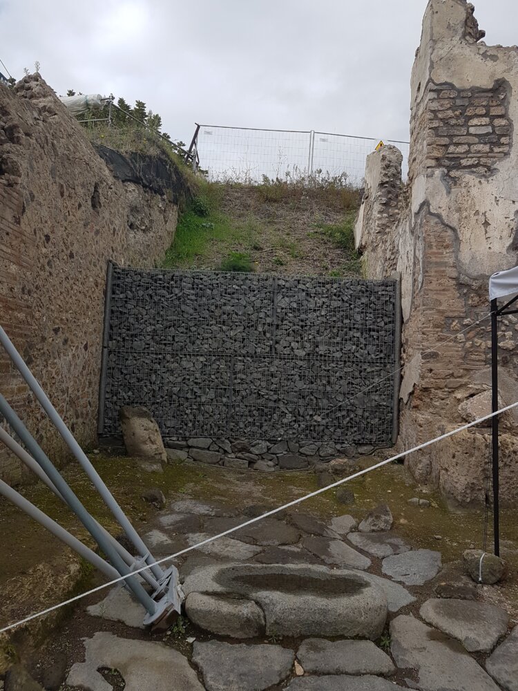 Bout de rue en cours de fouilles à Pompéi, à la limite de la zone découverte