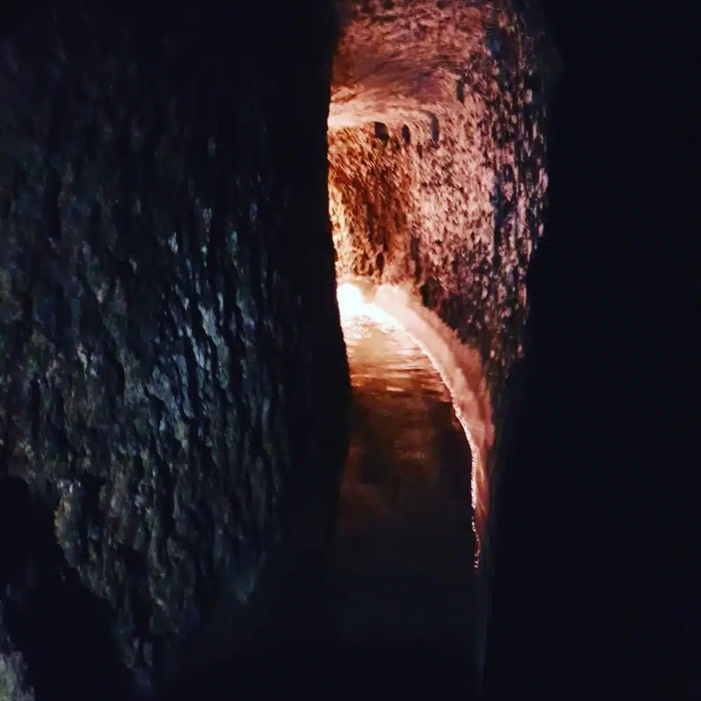Photographie d'un des aqueducs souterrains reliant les citernes (aqueduc gréco-romain de Naples)