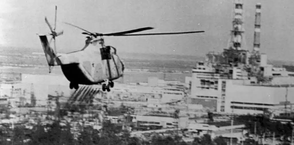 Hélicoptère intervenant sur la centrale de Tchernobyl le lendemain de l'explosion du réacteur n°4
