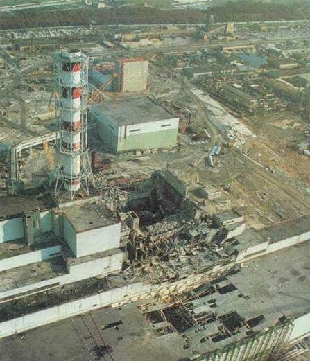Photographie du réacteur n°4 de Tchernobyl le lendemain de l'explosion