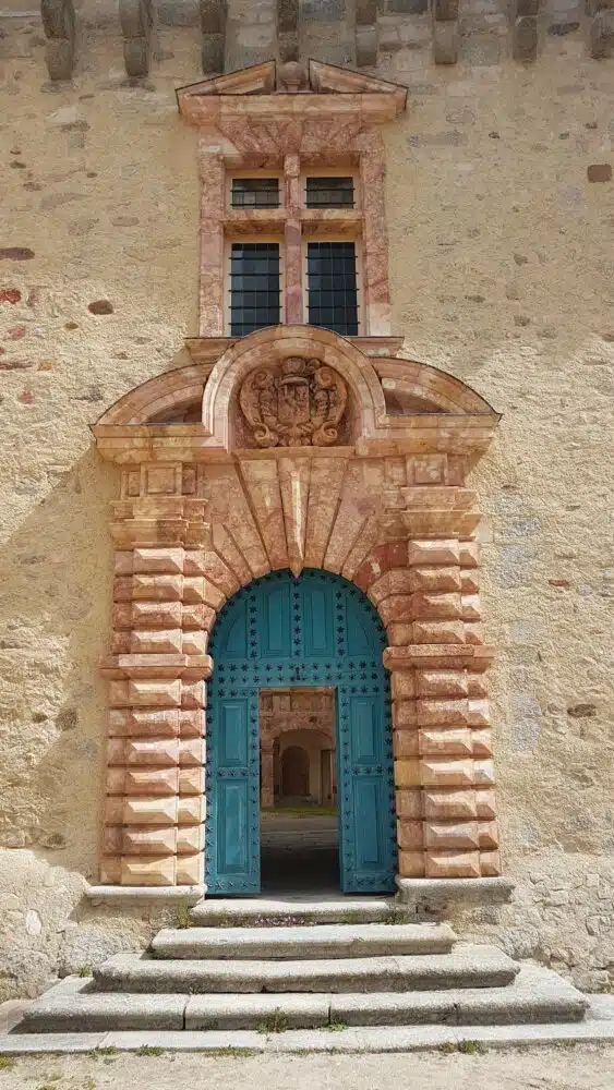 Entrée du château de Saint-Alban, fief des comtes de Morangiès