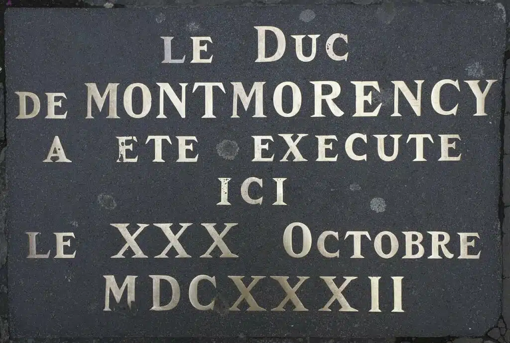 Plaque dans la cour Henri IV du Capitole de Toulouse rappelant l'exécution du duc de Montmorency