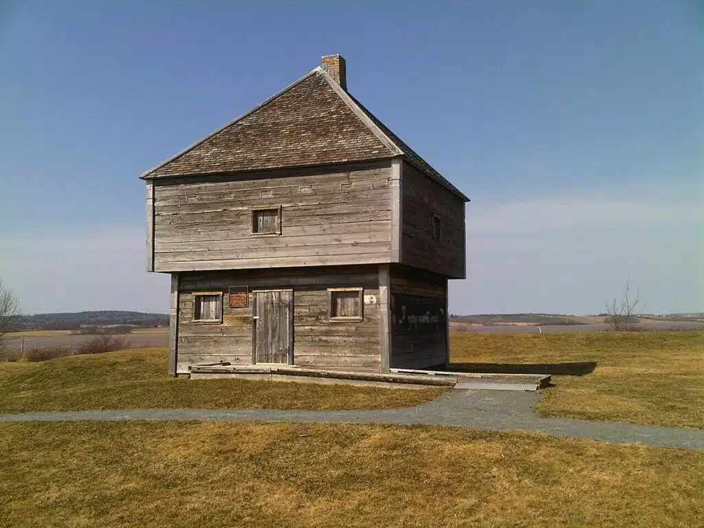 Photographie moderne du Fort Edward, en Acadie (bâti à l'époque de la Nouvelle-France)