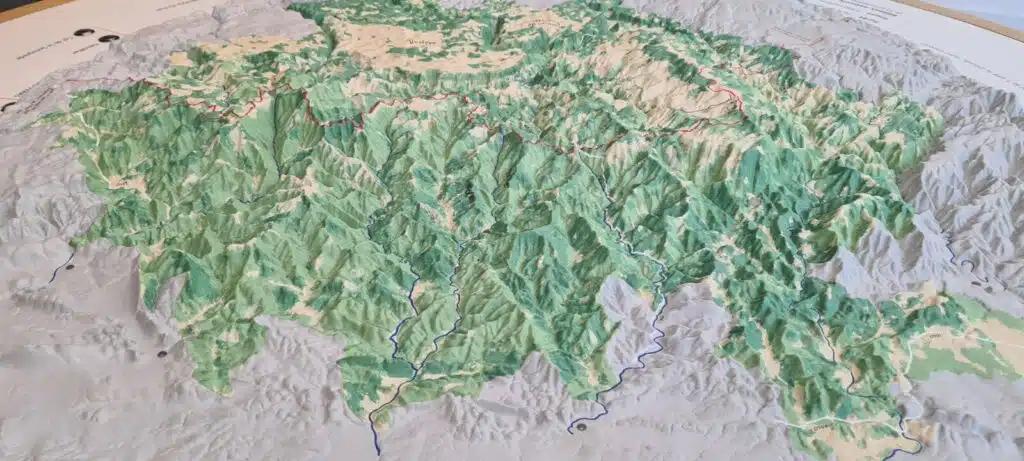 Carte en relief des vallées cévenoles exposée à la Maison du Parc national des Cévennes de Florac